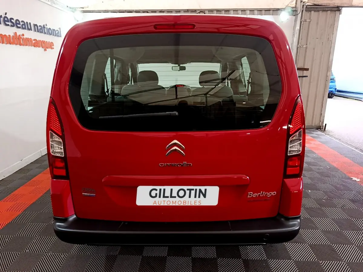 Vue arrière d'un Citroën Berlingo rouge 2016 avec logo et plaque d'immatriculation du concessionnaire visible.