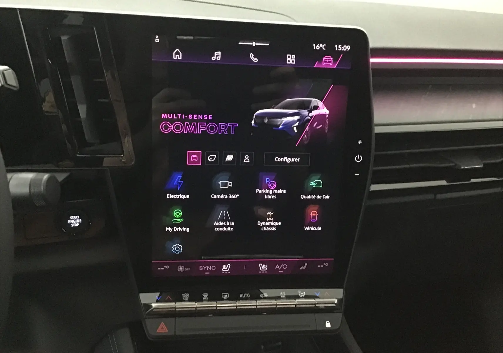 Vue rapprochée de l'écran tactile central du tableau de bord de la Renault Rafale 2025, affichant le mode Multi-Sense Comfort.