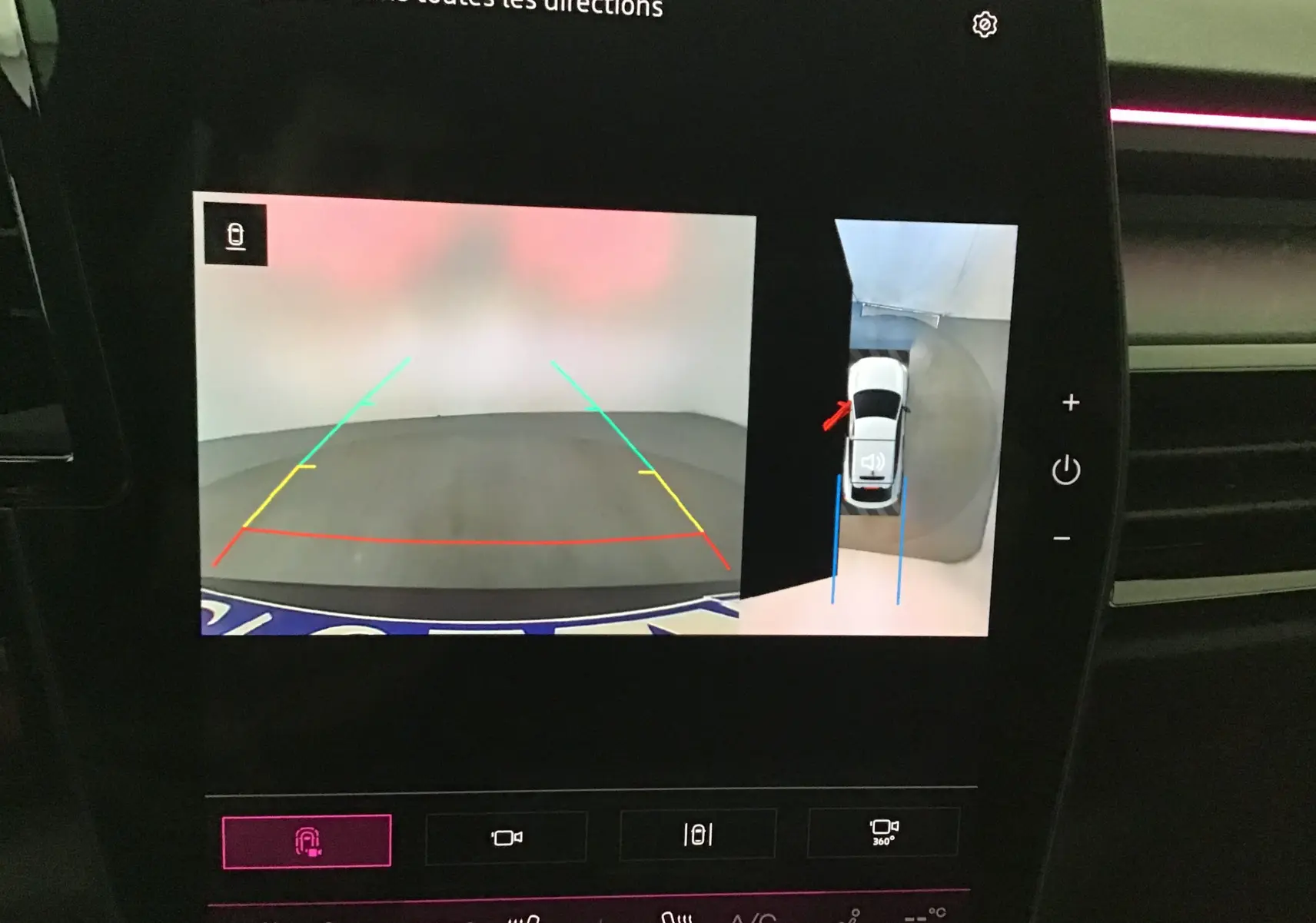 Vue intérieure sur l'écran du système de caméra 360° du Renault Rafale bleu sommet, affichant l'aide au stationnement arrière.