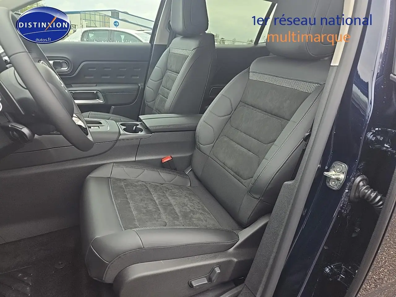 Intérieur côté conducteur du Citroën C5 Aircross bleu eclipse 2025, sièges cuir et alcantara avec console centrale visible.