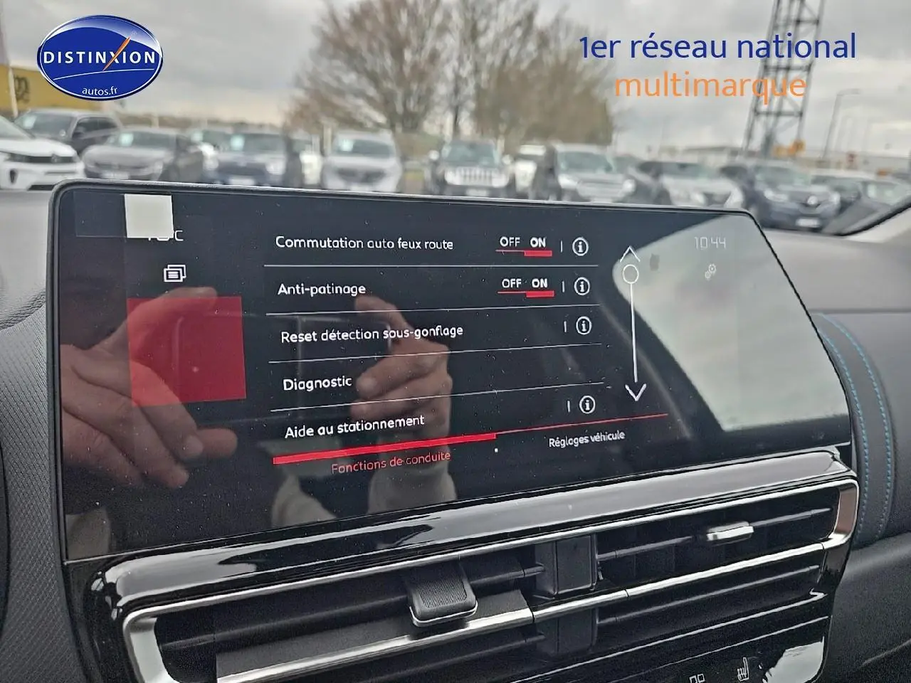 Écran tactile central affichant les réglages d’aide à la conduite dans le tableau de bord d’une Citroën C5 Aircross 2025.