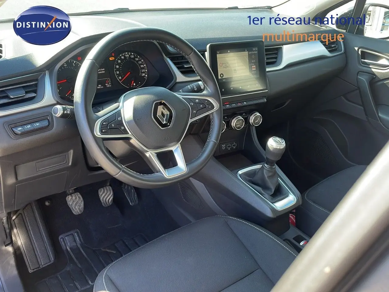 Intérieur avant du Renault Captur 2020, vue côté conducteur, volant multifonction et levier de vitesse manuel visibles.