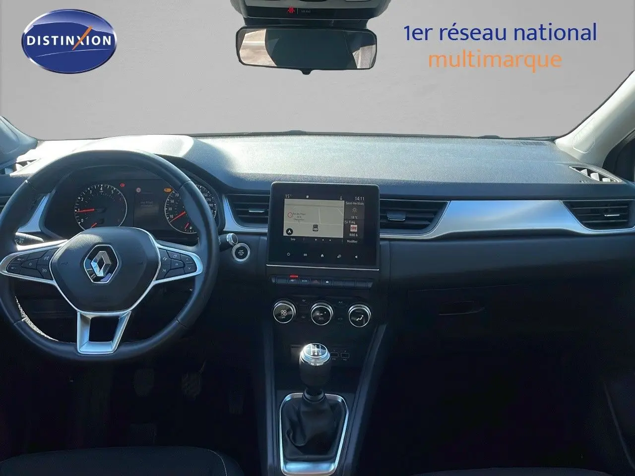 Vue intérieure du tableau de bord du Renault Captur TCE 100CH Corporate Edition 2020 avec volant multifonction et écran tactile central.