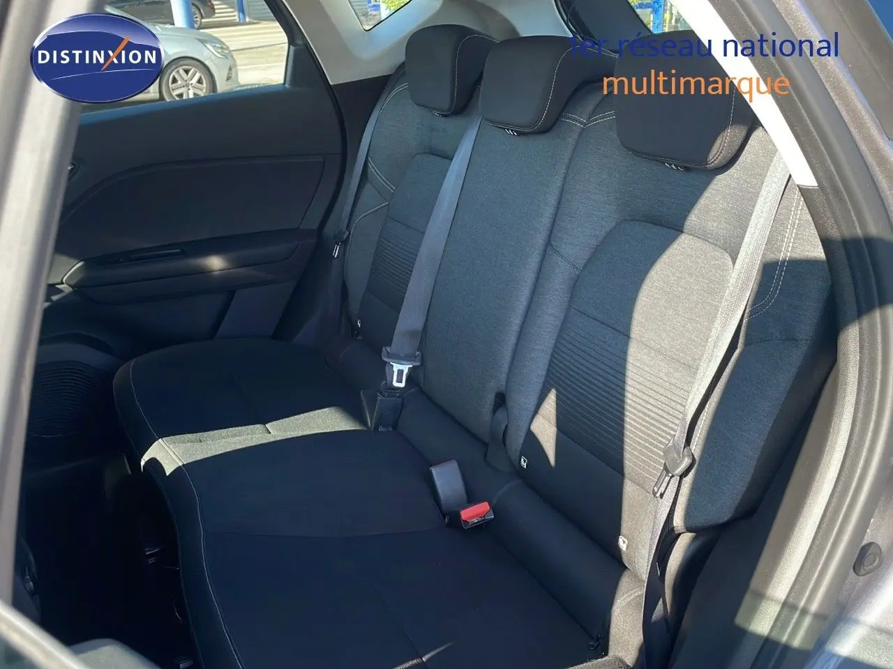 Vue intérieure sur les sièges arrière en tissu noir et gris du Renault Captur TCE 100CH Corporate Edition 2020.