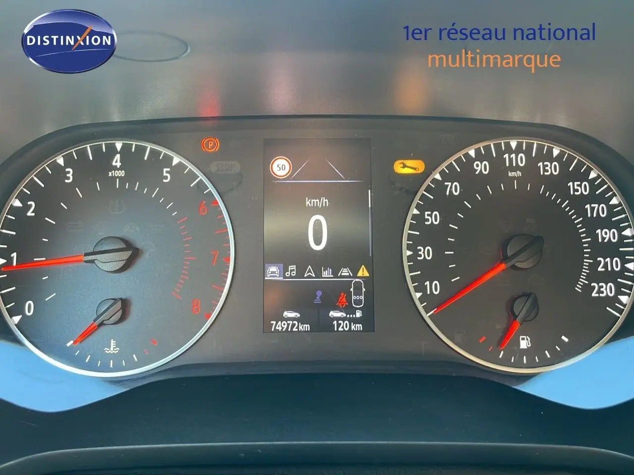 Tableau de bord du Renault Captur TCE 100CH 2020 avec affichage digital et compteurs analogiques au repos.