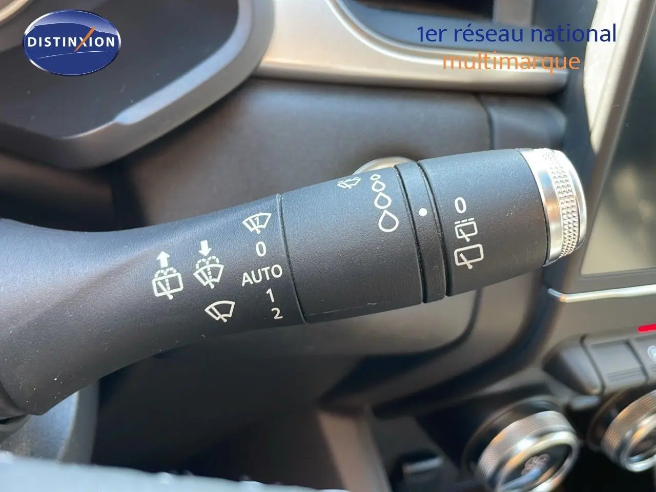 Gros plan sur la commande d'essuie-glace du Renault Captur TCE 100CH Corporate Edition 2020, intérieur noir.