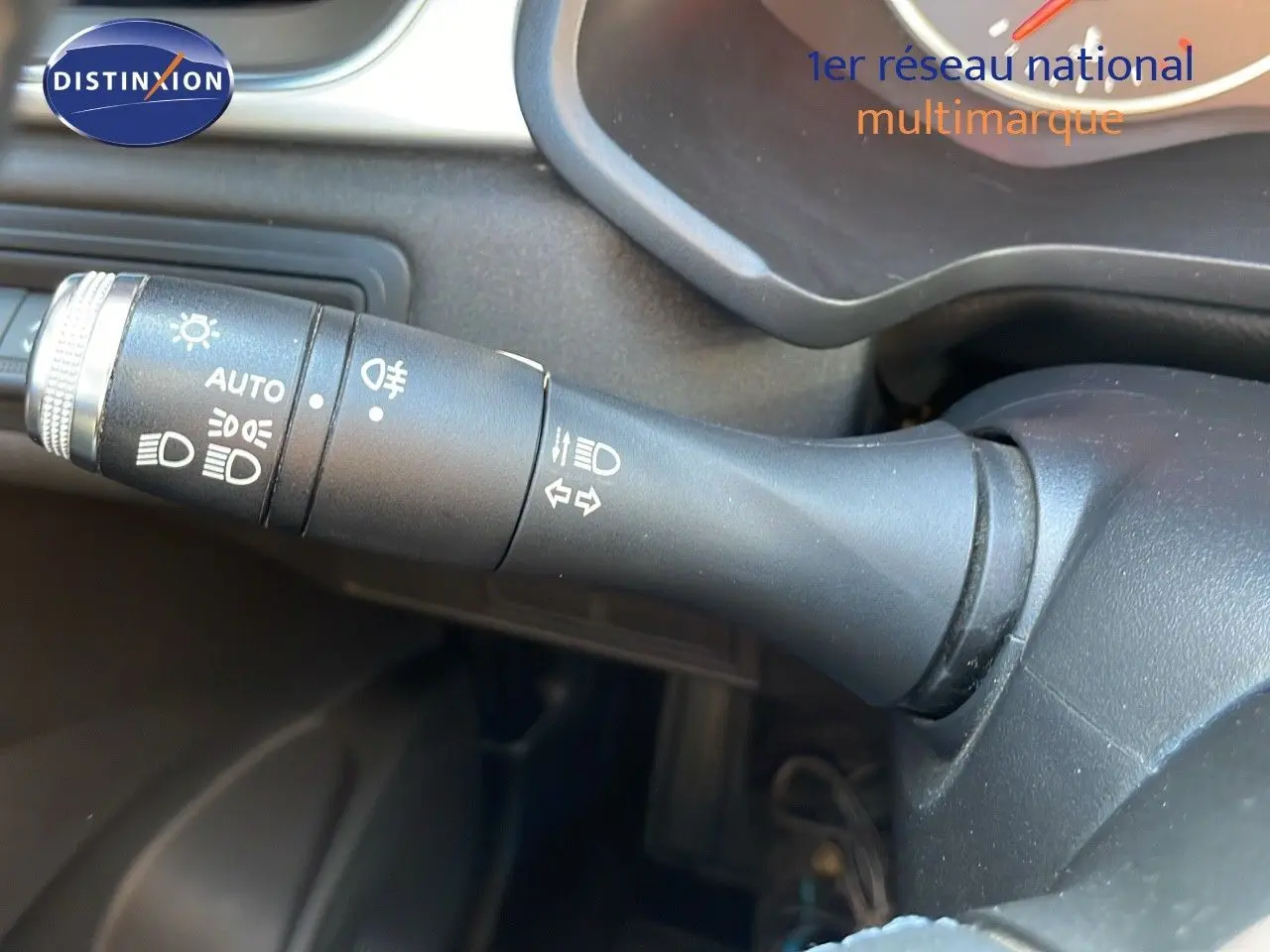 Gros plan sur la commande des phares et clignotants du Renault Captur gris cassiopée édition 2020.