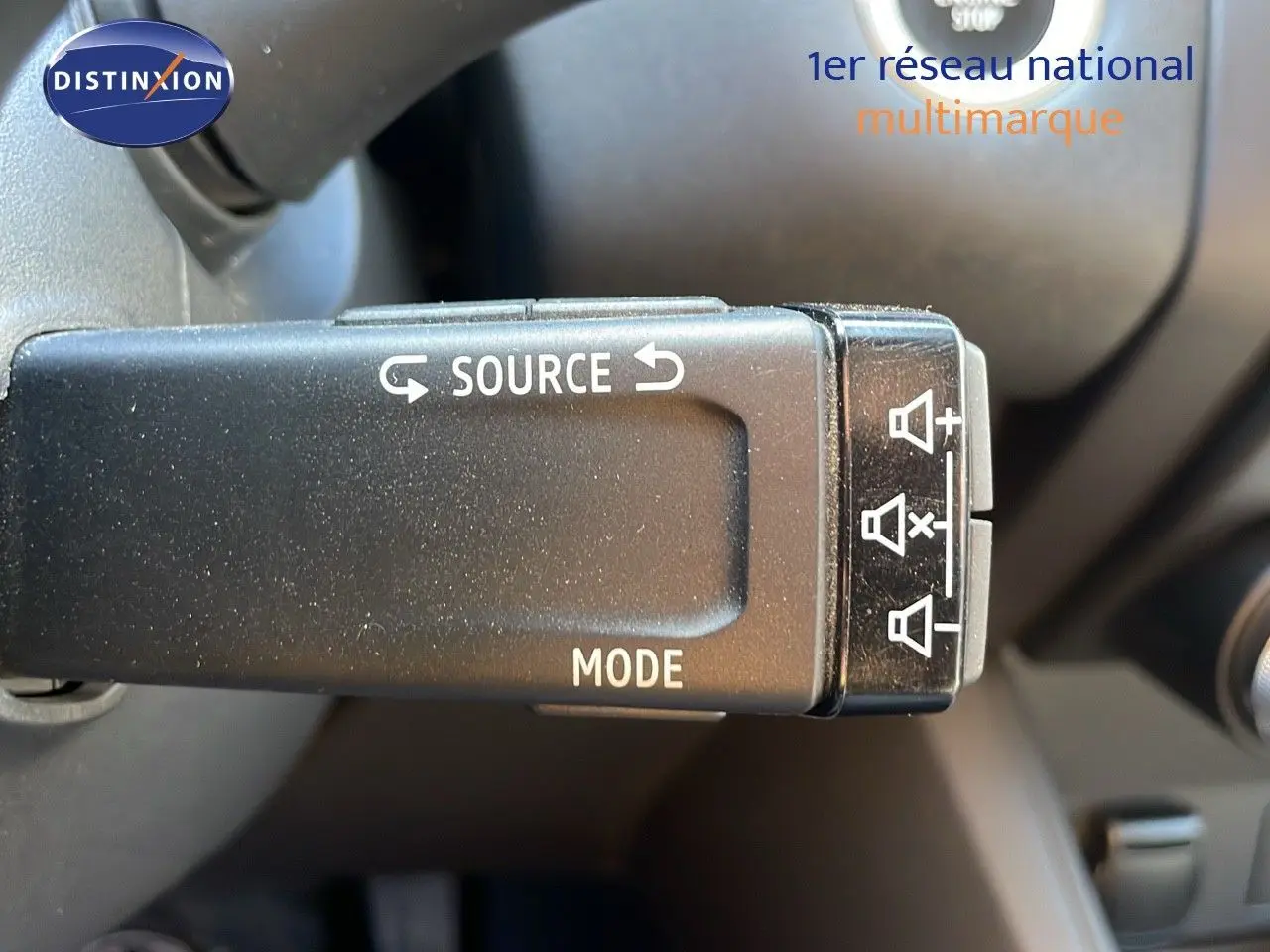 Gros plan sur la commande audio au volant du Renault Captur gris Cassiopée métal, version TCE 100CH Corporate Edition 2020.