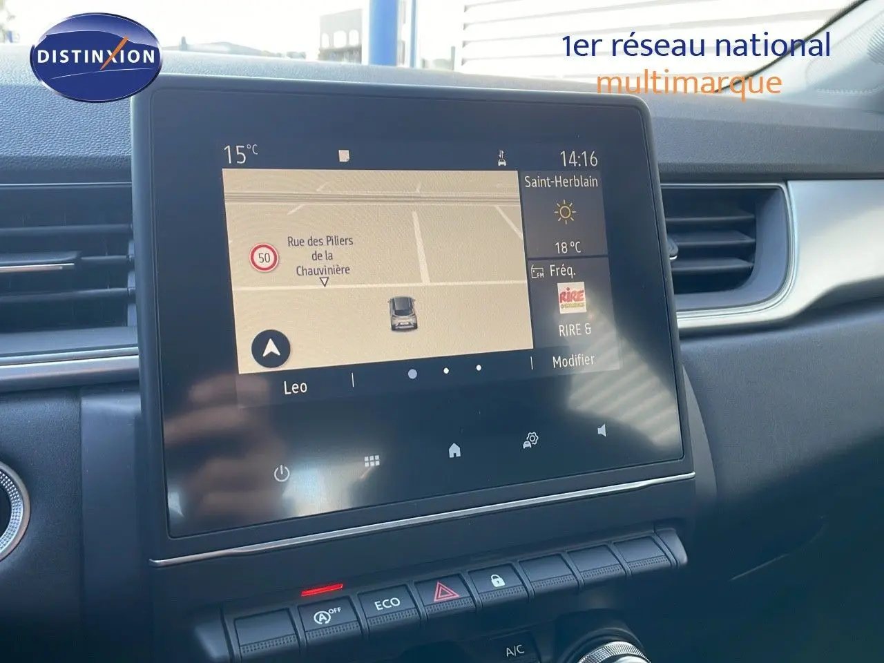 Écran tactile central avec navigation et commandes climatisation dans l'habitacle du Renault Captur gris cassiopée 2020.