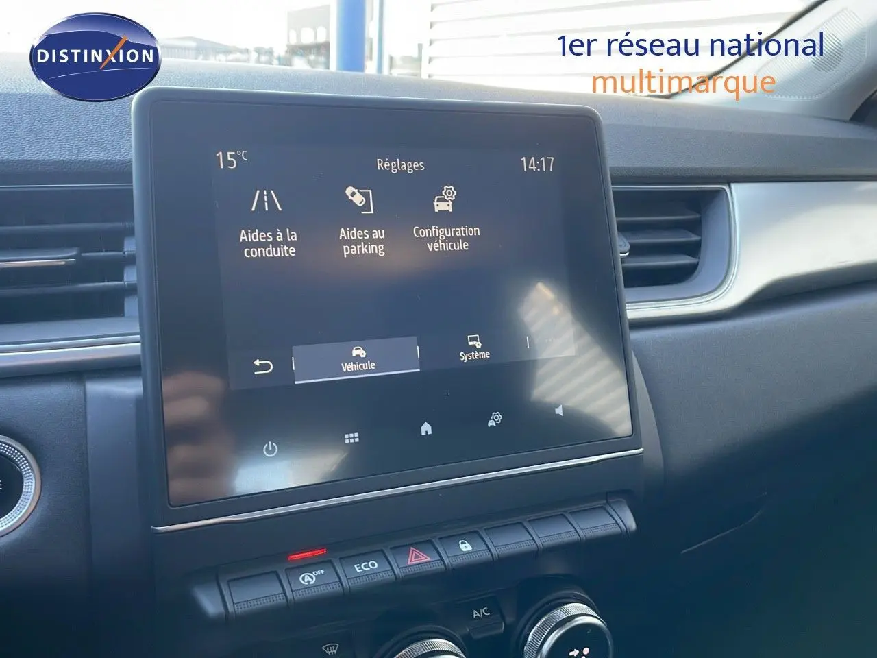 Écran tactile central du Renault Captur TCE 100CH Corporate Edition 2020, affichant les réglages d'aides à la conduite et parking.