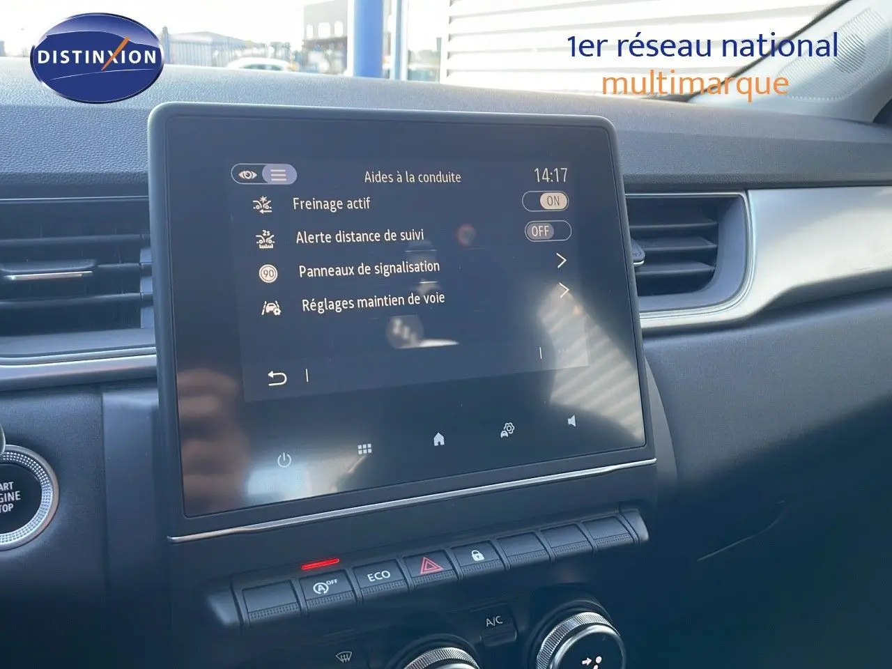 Écran tactile central affichant les aides à la conduite dans l'habitacle du Renault Captur gris Cassiopée métal.