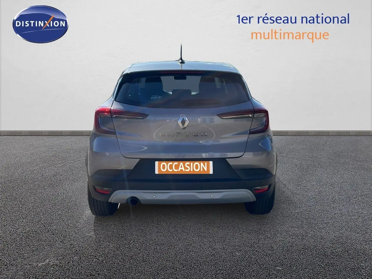 Vue arrière d'un Renault Captur gris cassiopée métal de 2020 avec plaque "OCCASION" sur fond neutre.