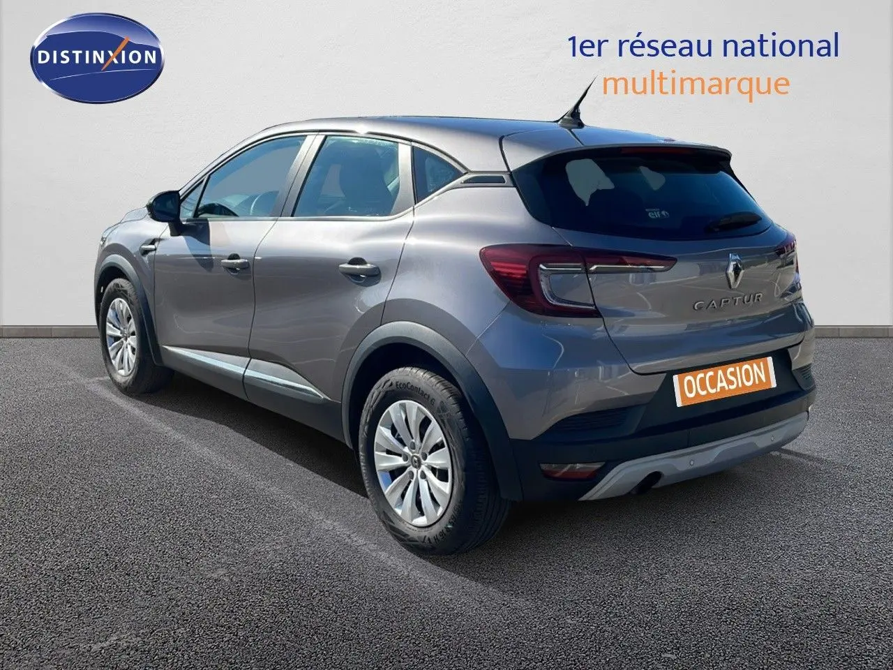 Renault Captur gris cassiopée métal vu de trois quarts arrière côté gauche, avec feux arrière LED et plaque occasion.