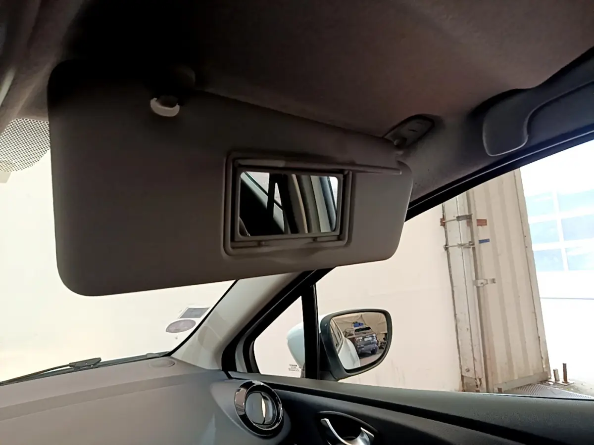 Miroir de courtoisie ouvert côté gauche dans l'habitacle d'une Renault Clio Business TCe 90 blanche de 2019.