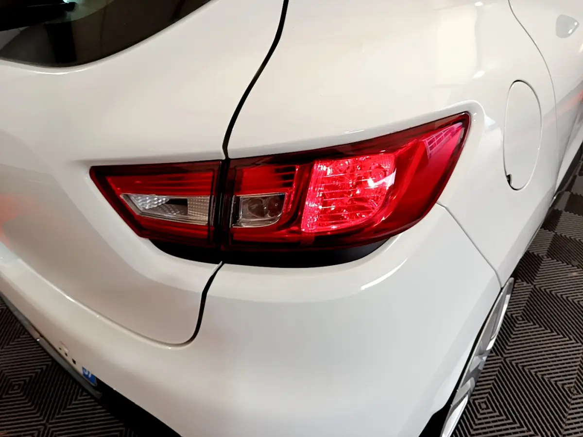 Gros plan sur le feu arrière droit d'une Renault Clio Business TCe 90 blanche, avec la trappe à carburant visible.