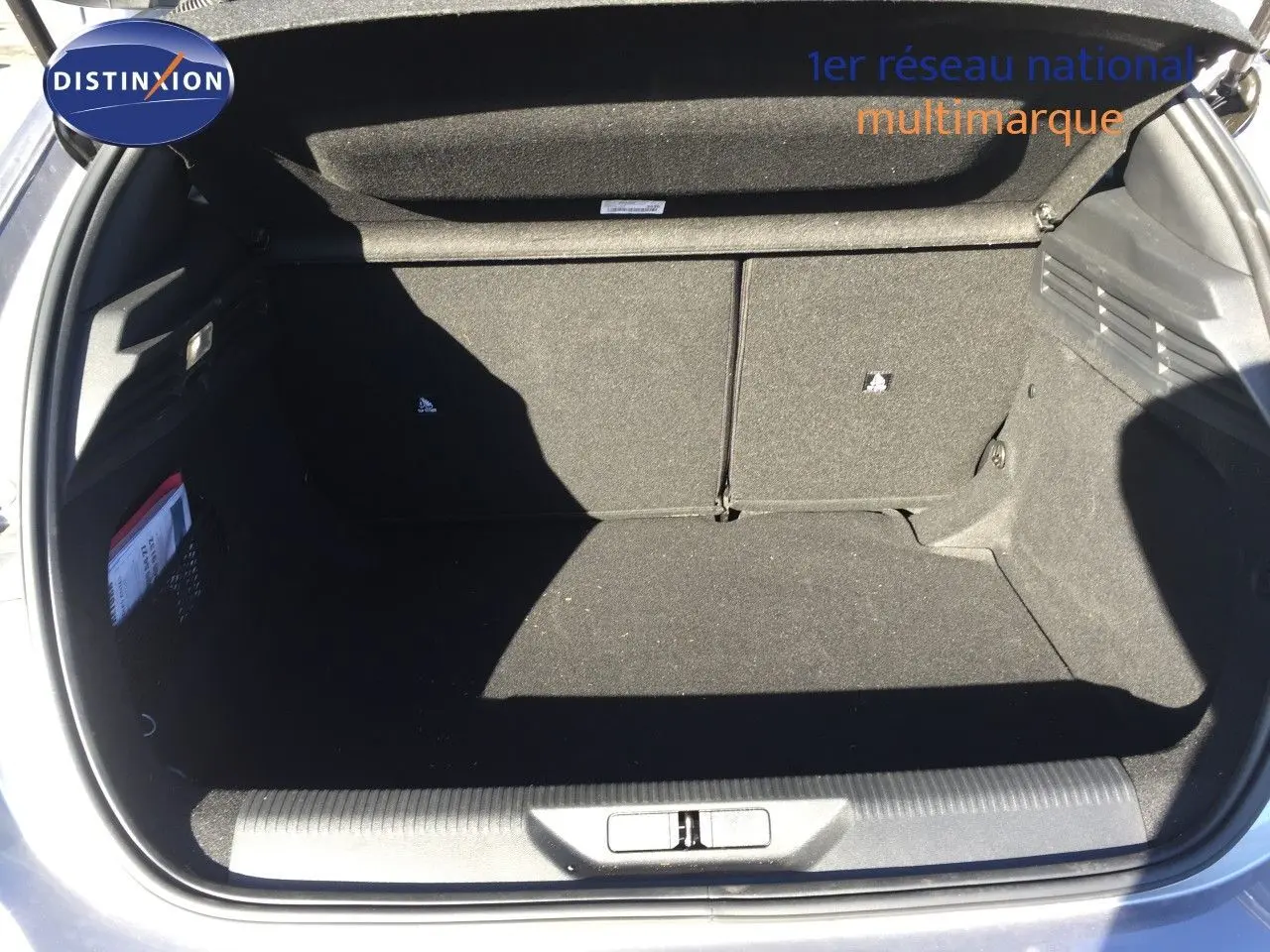 Coffre ouvert de la Peugeot 308 gris Artense Metal, vue arrière montrant l’espace de chargement vide et propre.