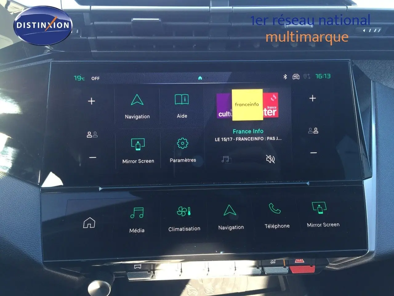Écran tactile central du tableau de bord de la Peugeot 308 gris Artense, affichant les menus multimédia et navigation.