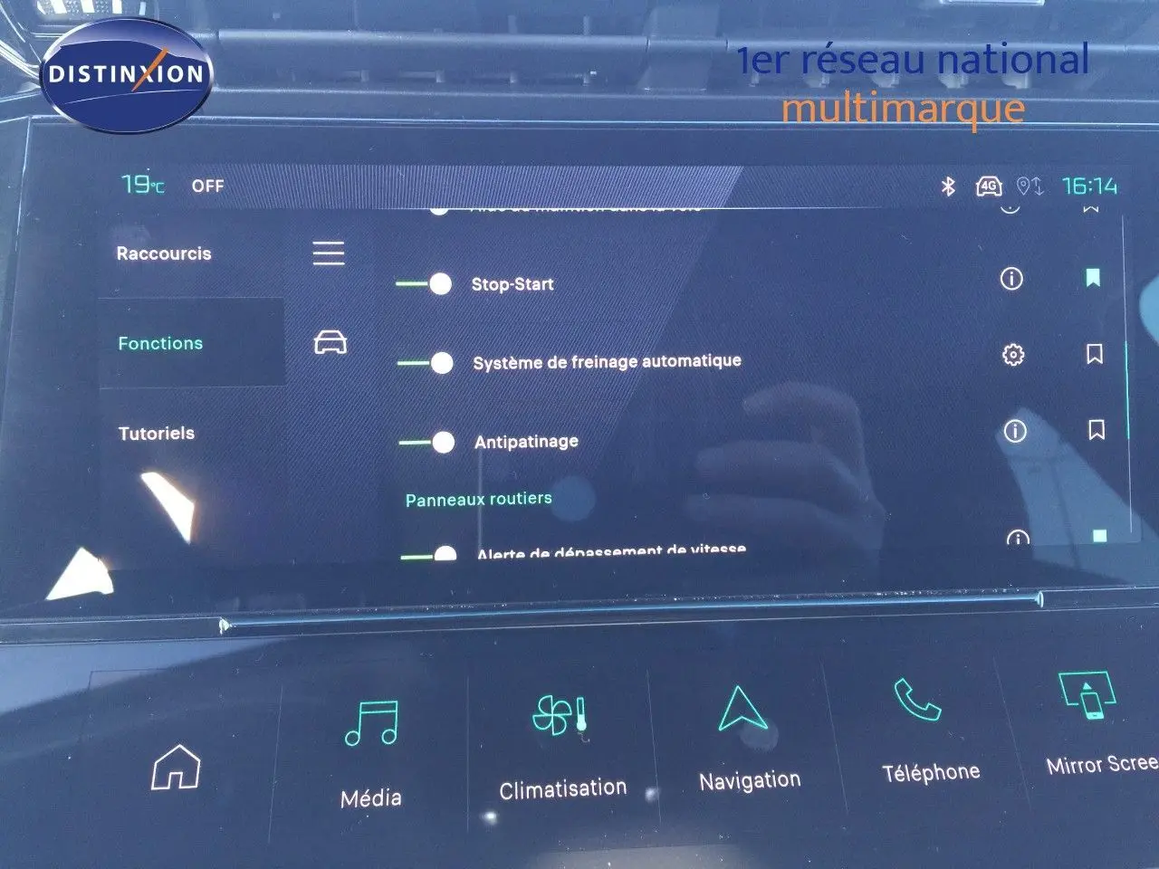 Écran tactile intérieur de la Peugeot 308 gris Artense, affichant les fonctions de conduite et climatisation.