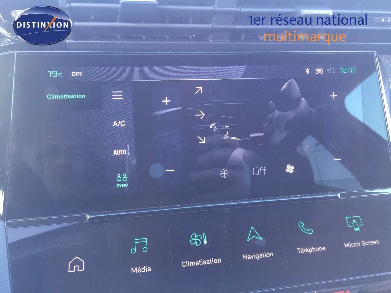 Écran tactile central de la Peugeot 308 gris Artense, affichant les réglages de climatisation et navigation.