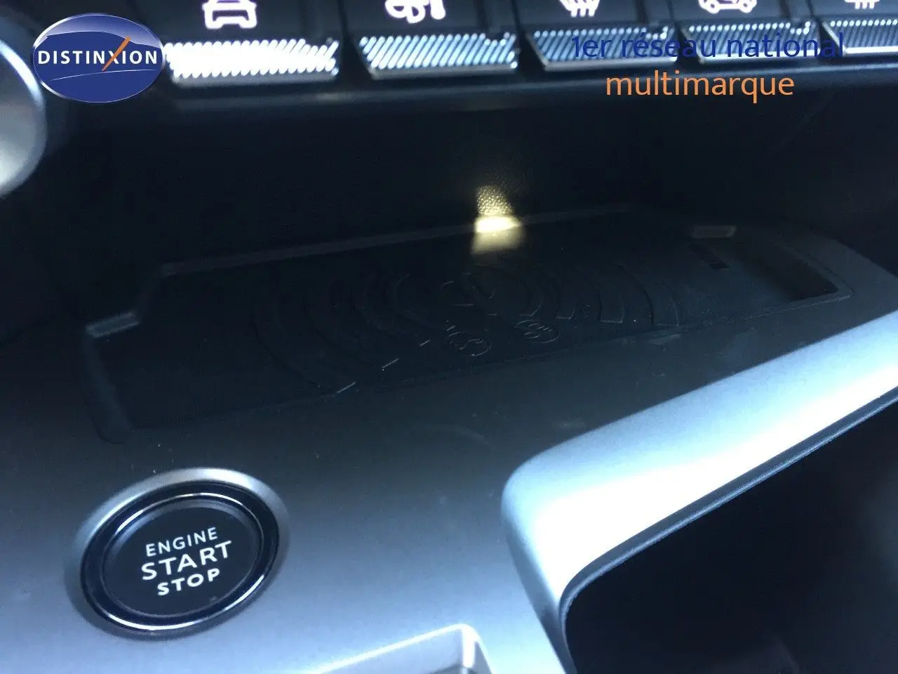Détail du bouton start/stop et zone de recharge sans fil dans l’habitacle de la Peugeot 308 gris Artense 2025.