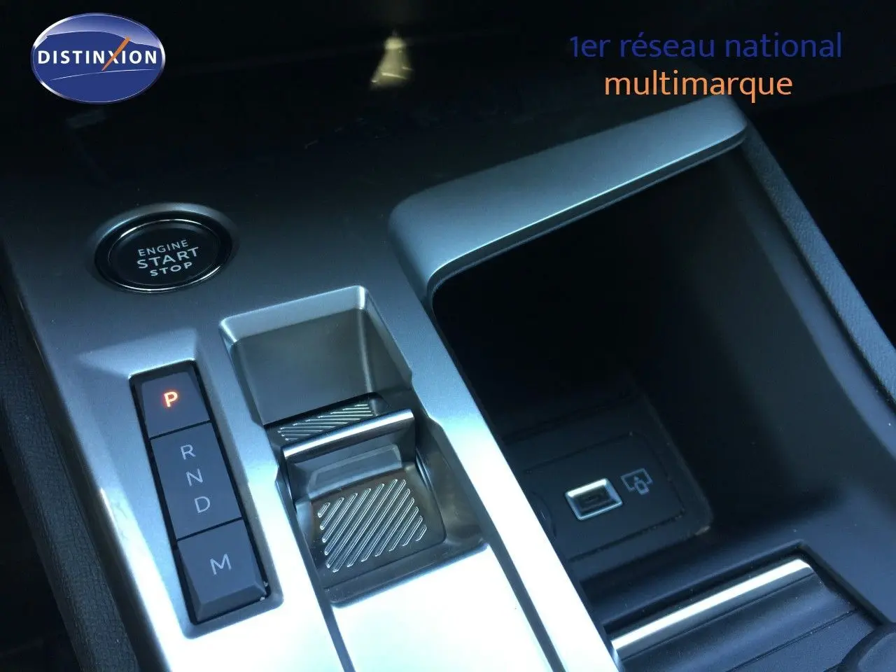 Gros plan sur la console centrale de la Peugeot 308 gris Artense, montrant la commande de boîte auto et le bouton start/stop.