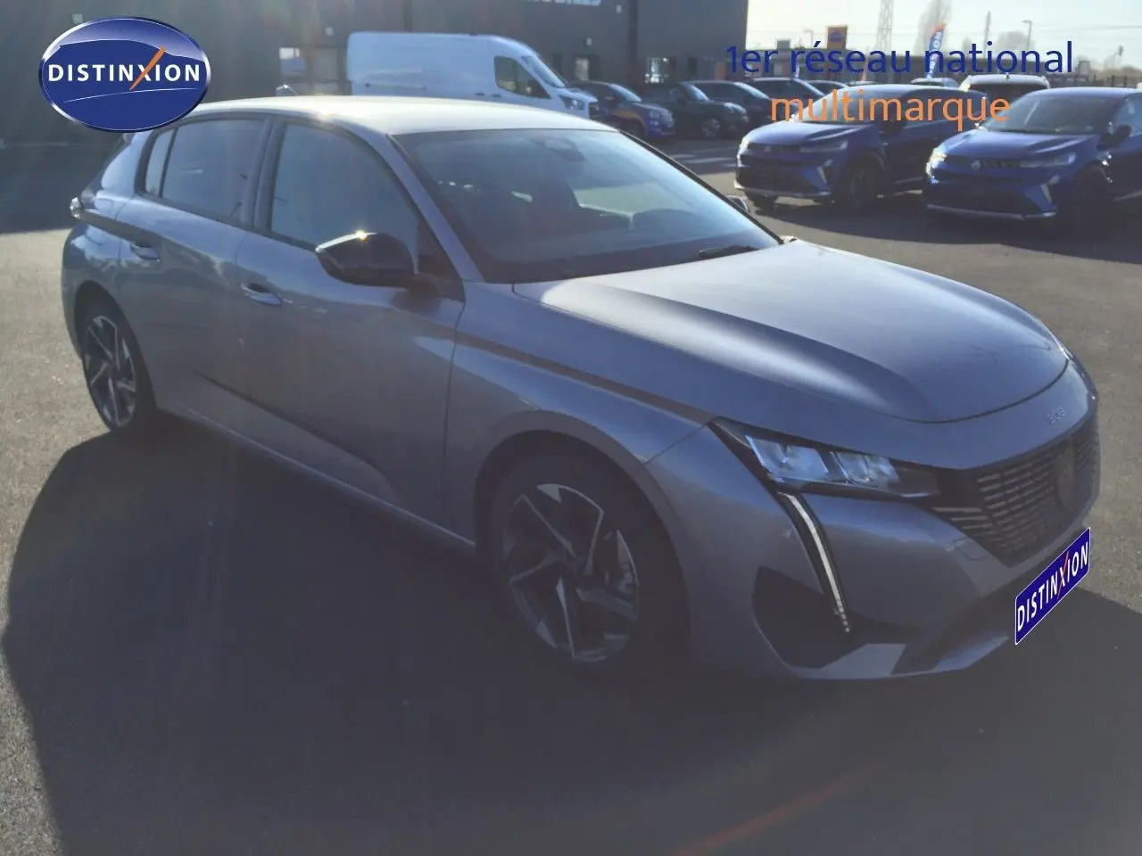 PEUGEOT 308 gris Artense métal vue 3/4 avant droit, avec feux LED et jantes alliage bi-ton visibles.