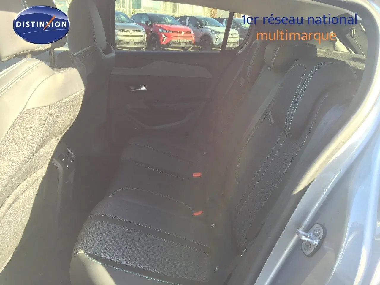 Vue intérieure côté droit des sièges arrière en tissu noir avec surpiqûres bleues d'une Peugeot 308 gris Artense métal.