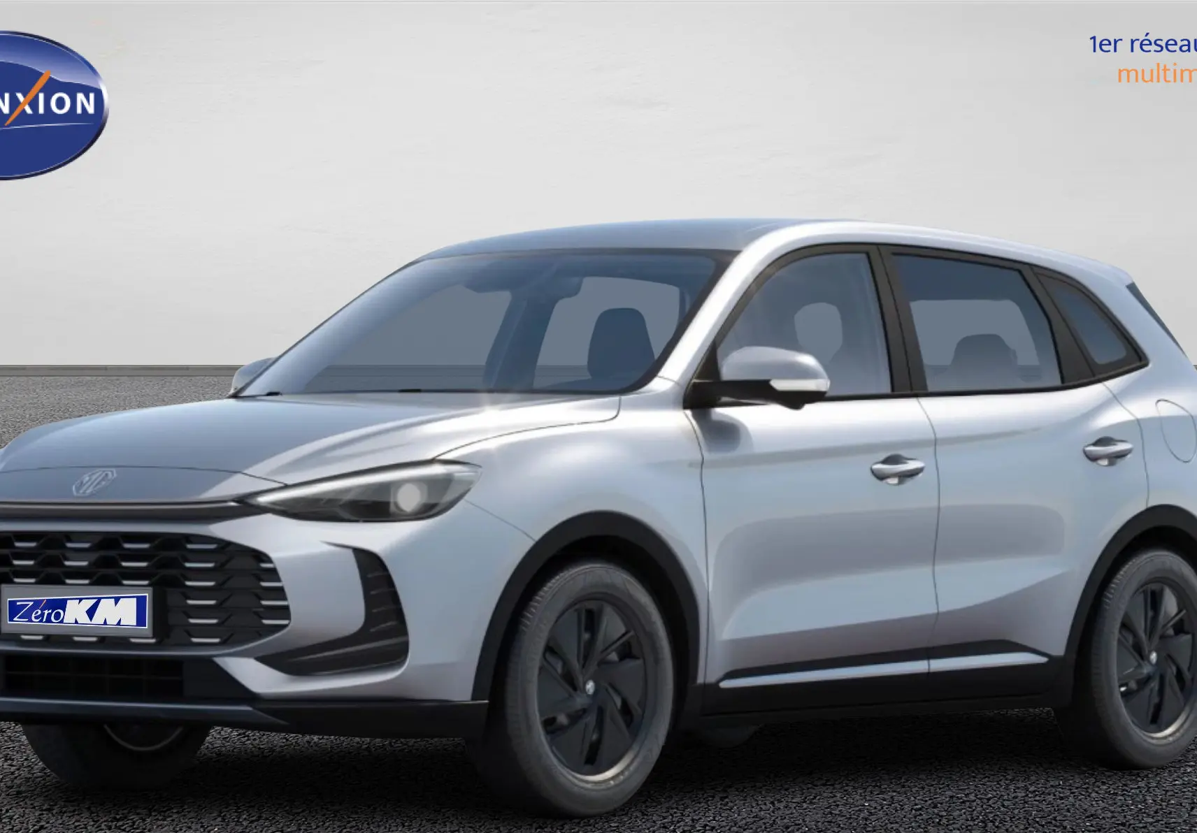 MG ZS 2025 Cosmic Silver en 3/4 avant droit, avec calandre noire et jantes noires aérodynamiques.