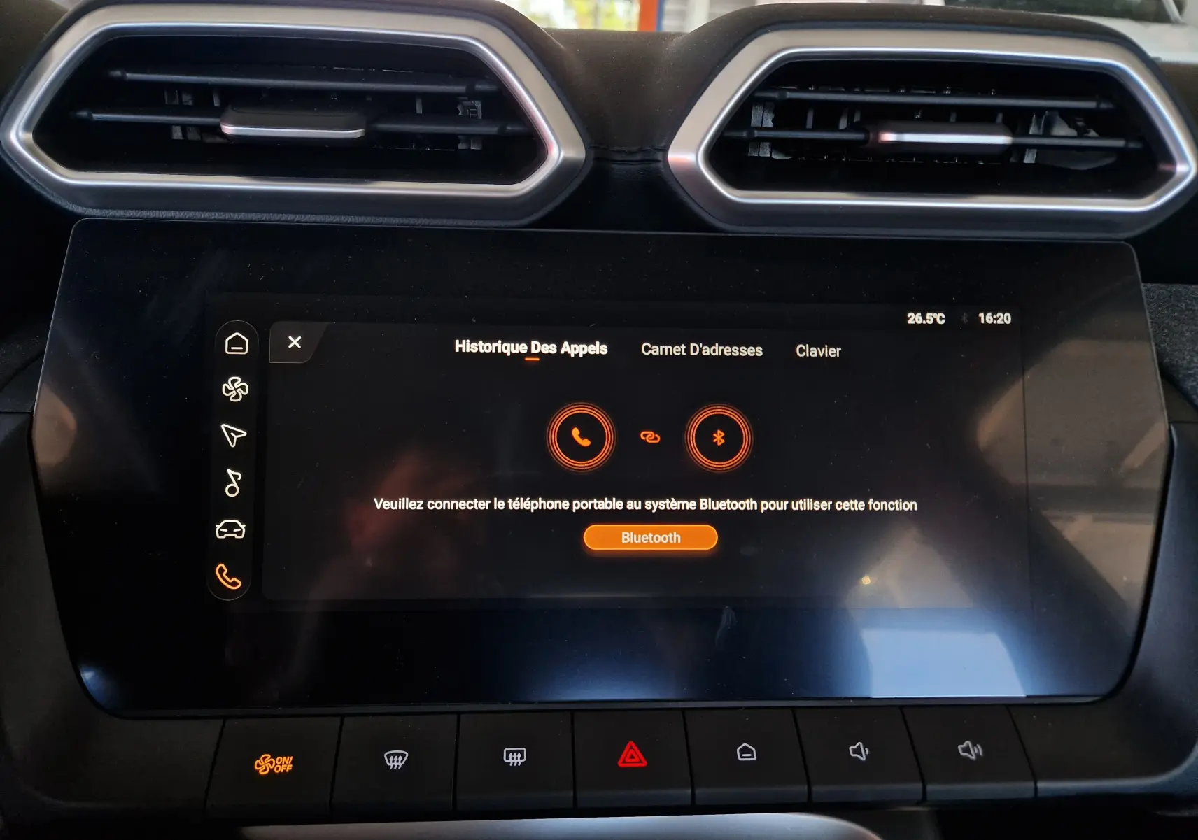 Vue rapprochée de l’écran tactile central du MG Motor Cosmic Silver 1.5 L Hybrid+ 2026, affichant le menu Bluetooth.