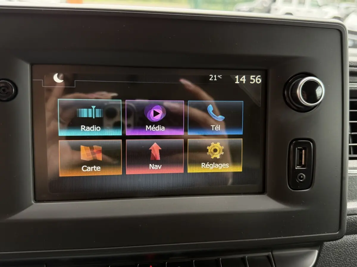 Écran tactile central du tableau de bord du Renault Master 2024 affichant les options radio, média, téléphone, carte, navigation et réglages.