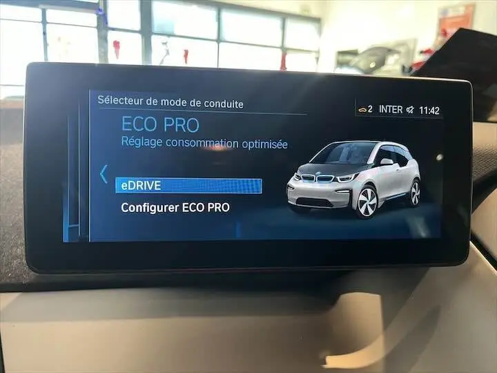 Écran intérieur montrant le mode ECO PRO avec illustration d'une BMW i3 blanche en vue 3/4 avant.