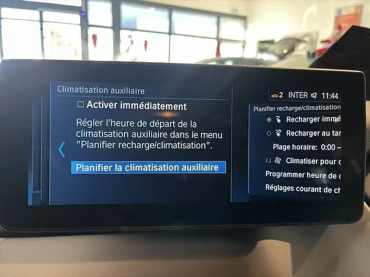 Écran central intérieur de BMW i3 2022 affichant les options de climatisation auxiliaire en mode planification.
