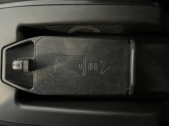 Gros plan sur la clé noire de la BMW i3 S 2022 posée dans son compartiment intérieur.