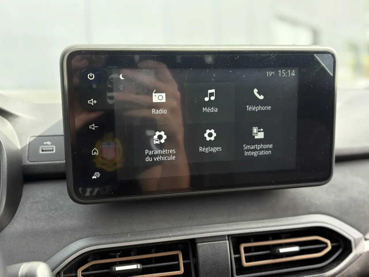 Écran tactile multimédia 8 pouces du Dacia Jogger 2025 affichant radio, média et téléphone, intérieur gris.
