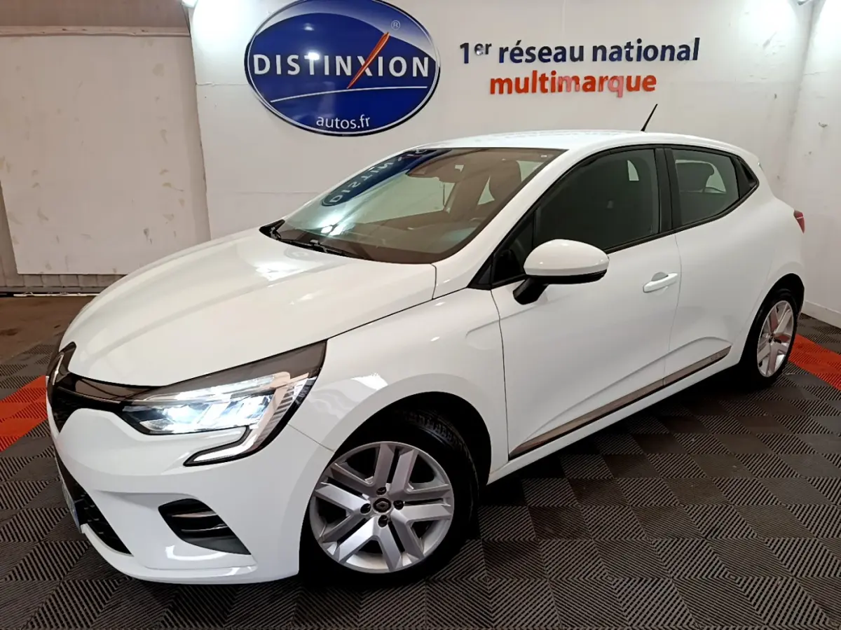 Renault Clio Business Blue dCi 85 blanche vue en 3/4 avant droit avec phares LED allumés en intérieur showroom.