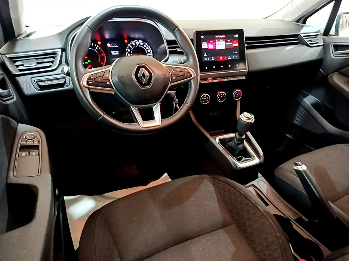 Intérieur de Renault Clio Business Blue dCi 85 2020, vue tableau de bord et volant cuir, écran tactile et boîte manuelle.