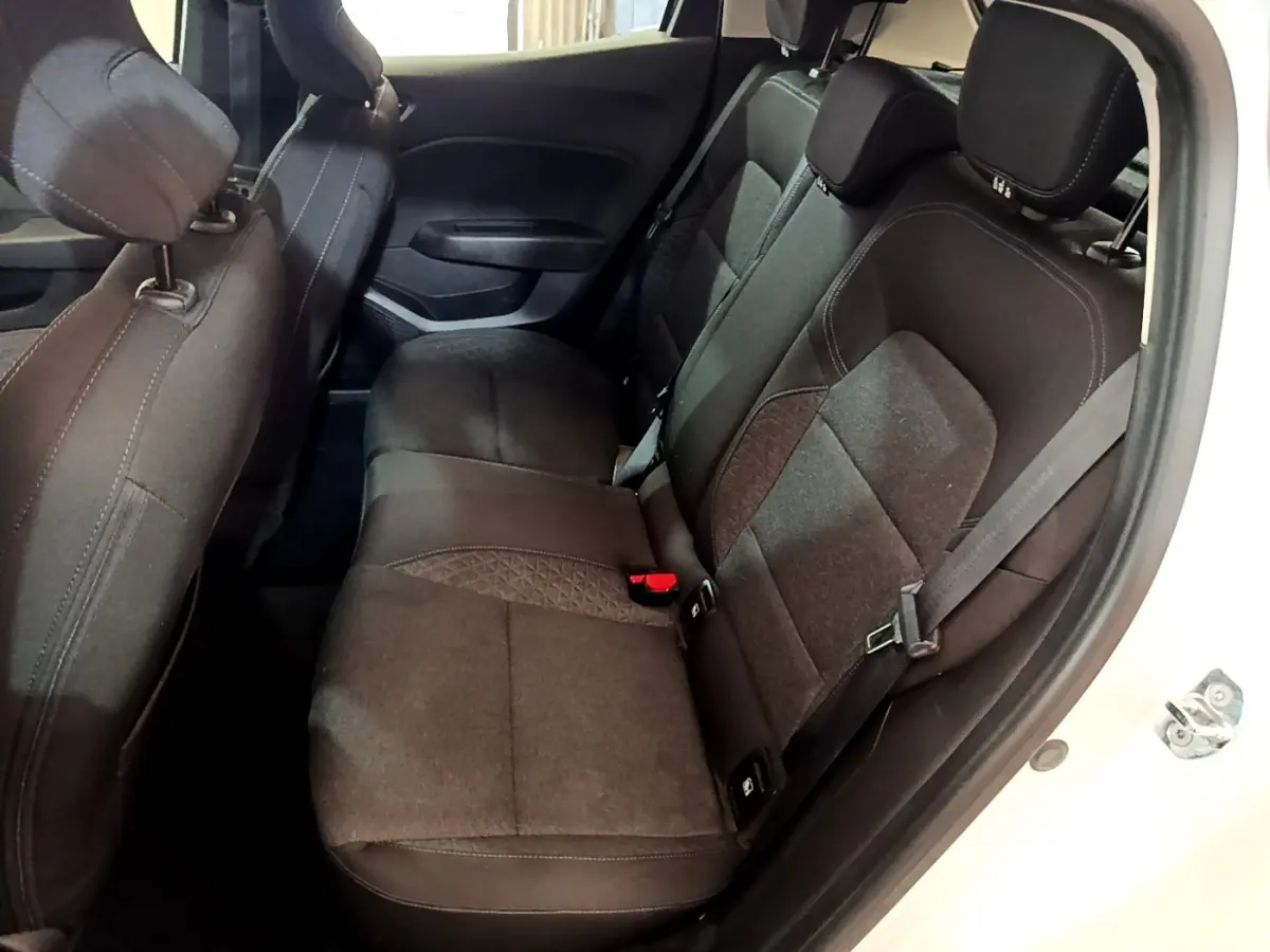 Vue intérieure côté droit sur la banquette arrière noire de la Renault Clio Business Blue dCi 85 blanche de 2020.