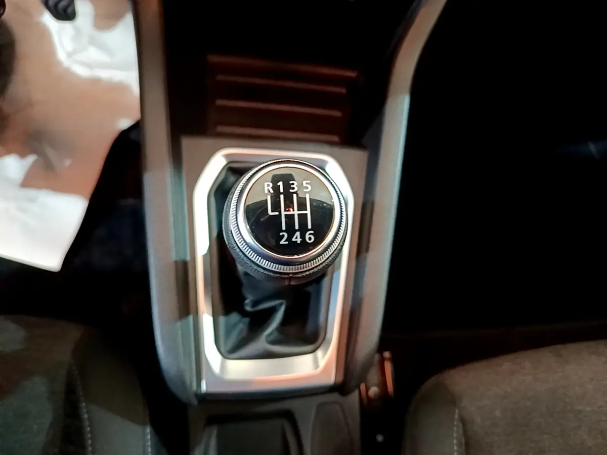 Le levier de vitesses manuel noir et argenté de la Renault Clio Business Blue dCi 85 vue de dessus dans l'habitacle.
