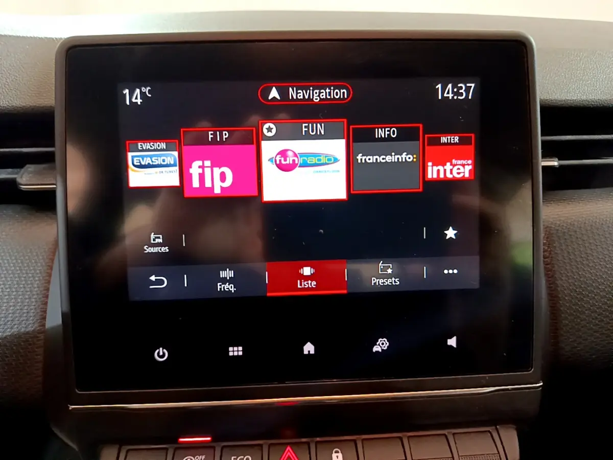 Écran tactile central de la Renault Clio Business Blue dCi 85 2020 affichant les radios et la navigation.