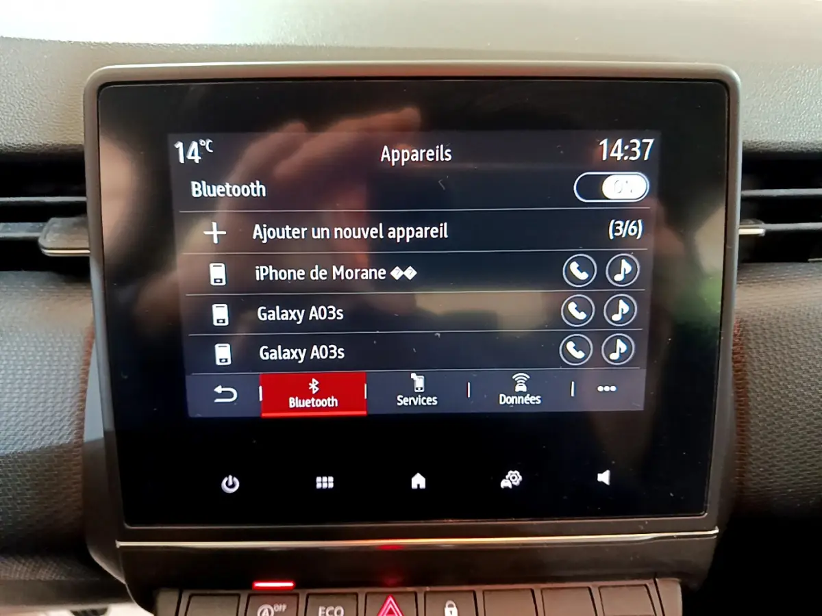 Écran tactile central affichant les connexions Bluetooth dans une Renault Clio Business Blue dCi 85 de 2020.