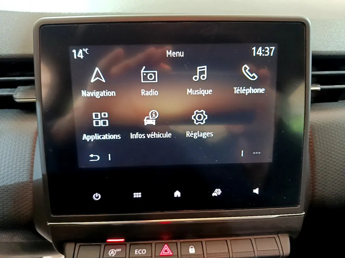 Écran tactile central de la Renault Clio Business Blue dCi 85 2020 affichant le menu principal avec navigation et téléphone.