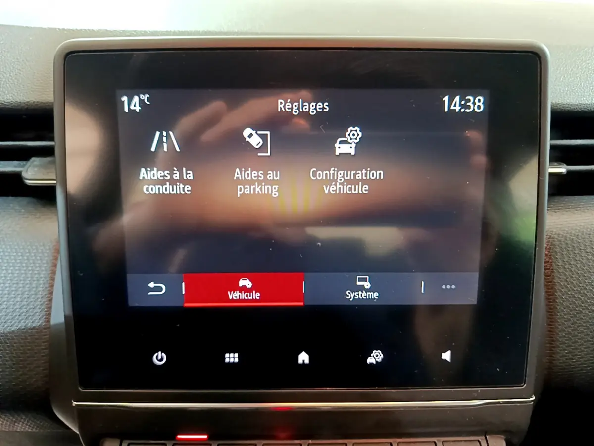 Écran tactile central de la Renault Clio Business Blue dCi 85 affichant les réglages d'aides à la conduite et parking.