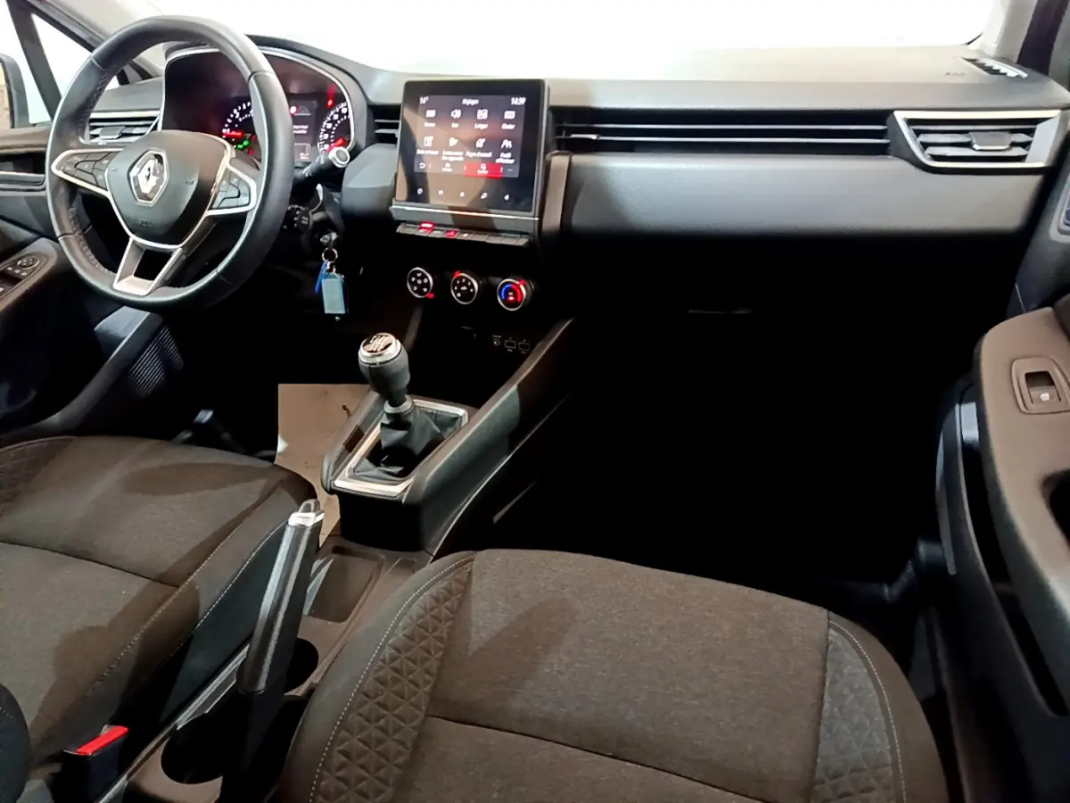 Intérieur de Renault Clio Business Blue dCi 85 2020, vue de l'habitacle côté conducteur avec tableau de bord et écran tactile.