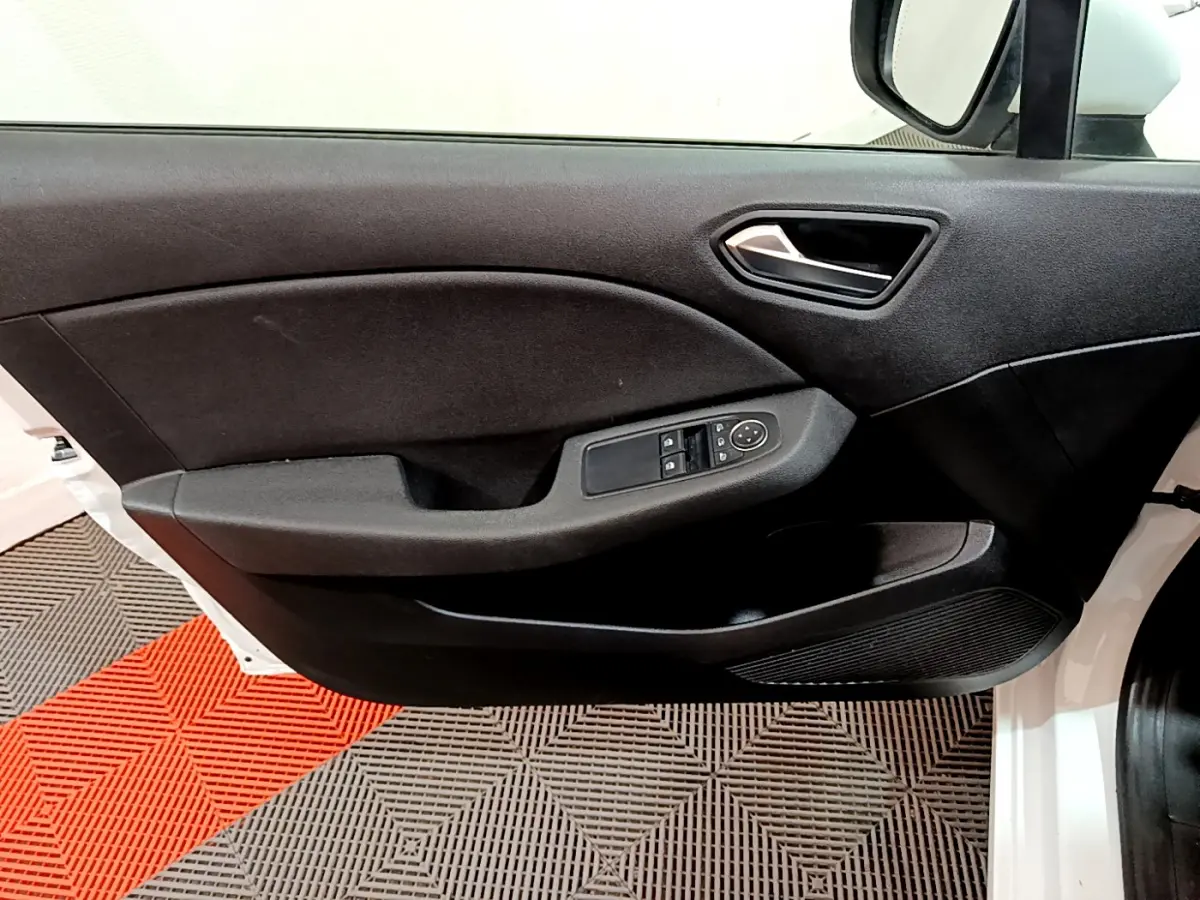 Vue rapprochée de la porte avant gauche noire de la Renault Clio Business Blue dCi 85 blanche, avec commandes électriques.