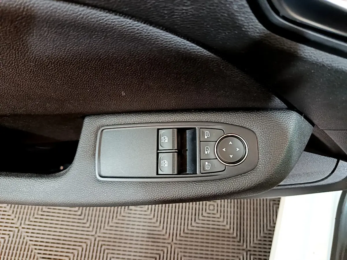 Panneau de commandes des vitres et rétroviseurs côté conducteur de la Renault Clio Business Blue dCi 85 blanche de 2020.