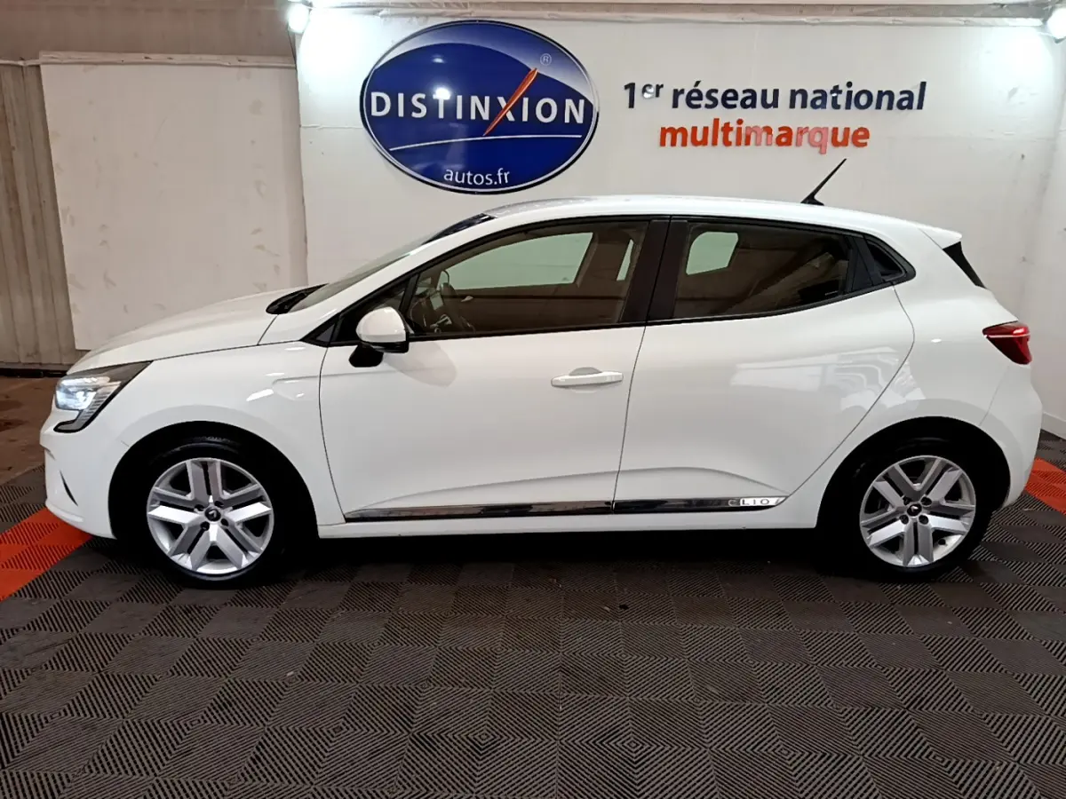 Profil droit d'une Renault Clio Business Blue dCi 85 blanche, avec jantes alliage et poignées de porte assorties.