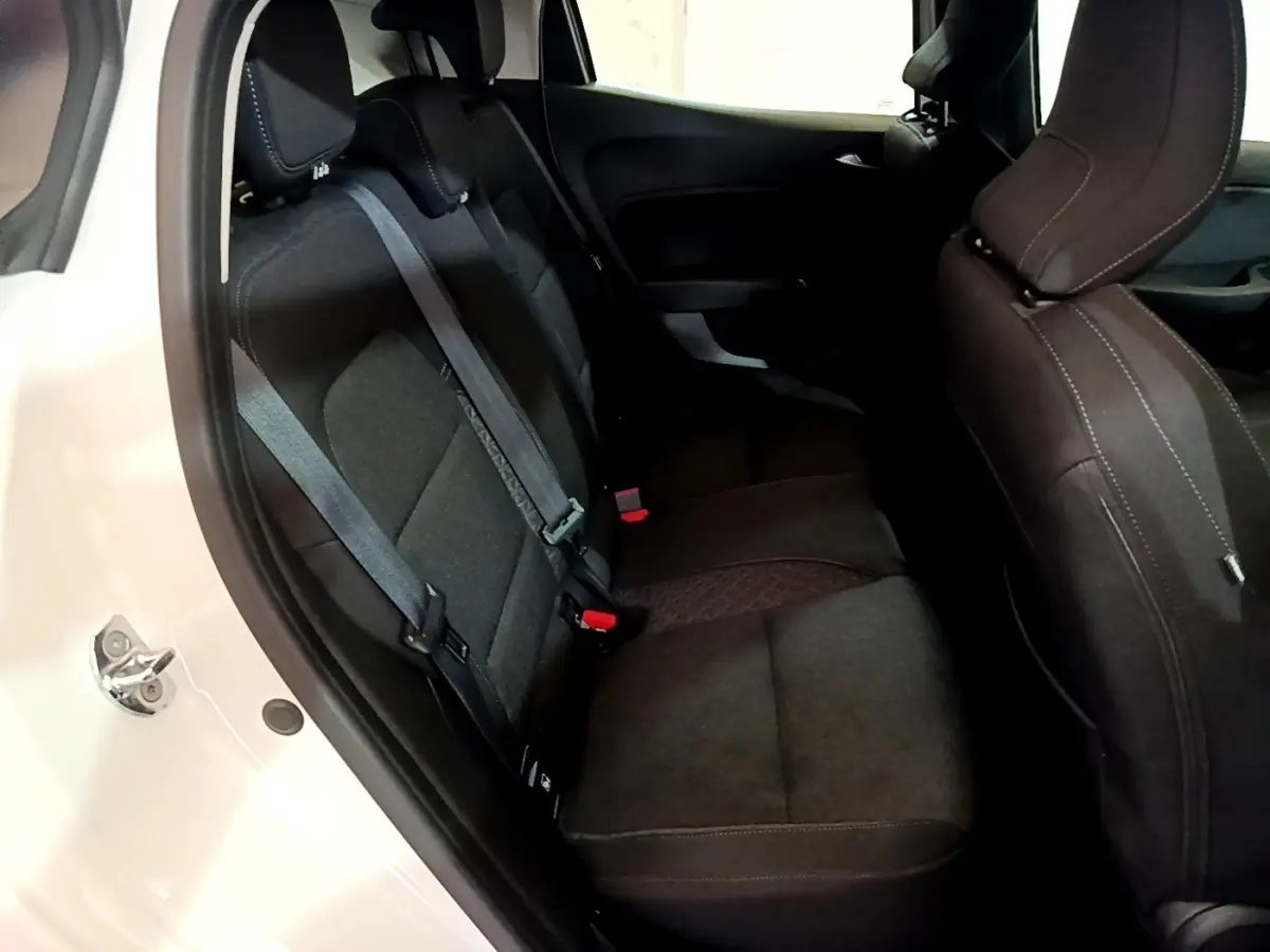 Vue intérieure côté gauche sur la banquette arrière noire d'une Renault Clio Business Blue dCi 85 blanche de 2020.