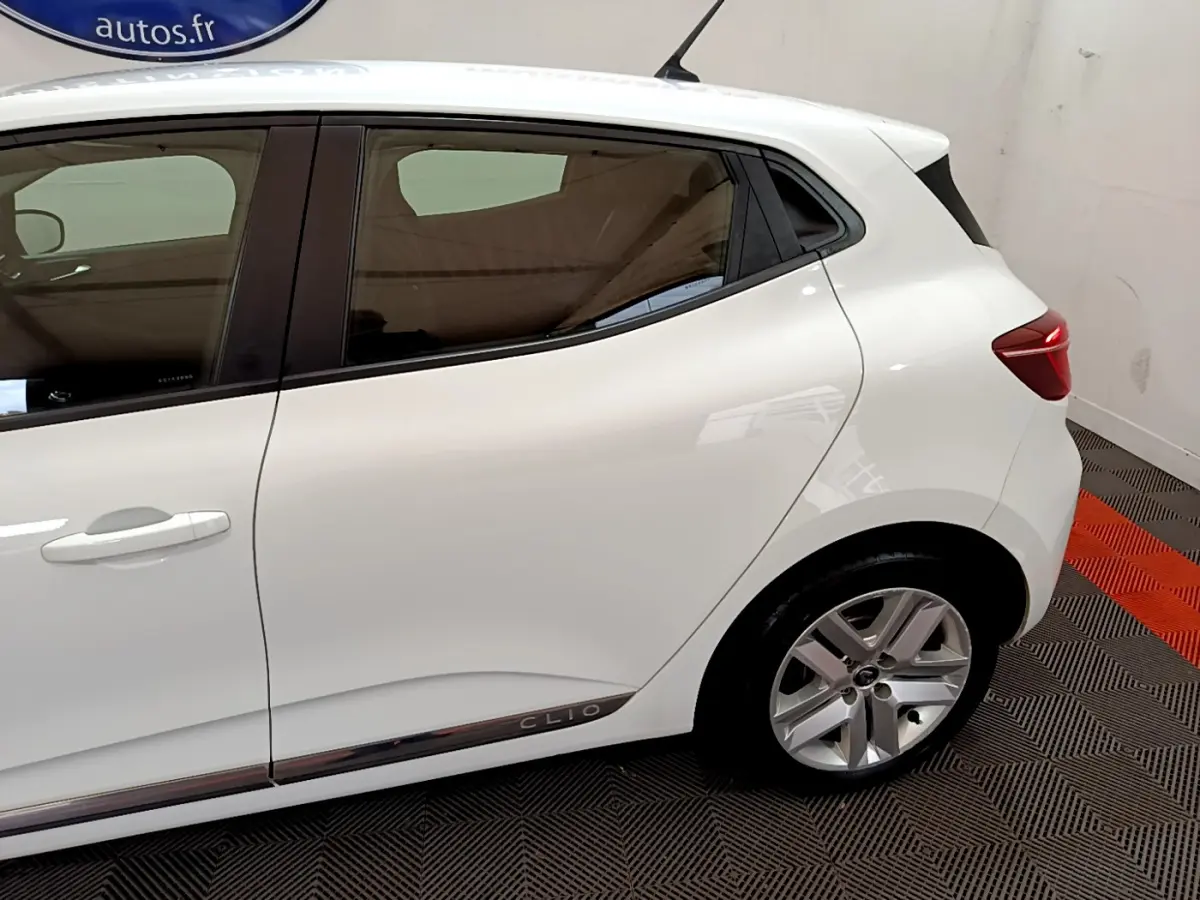 Vue latérale droite d'une Renault Clio Business Blue dCi 85 blanche avec jantes alliage et logo Clio sur la porte arrière