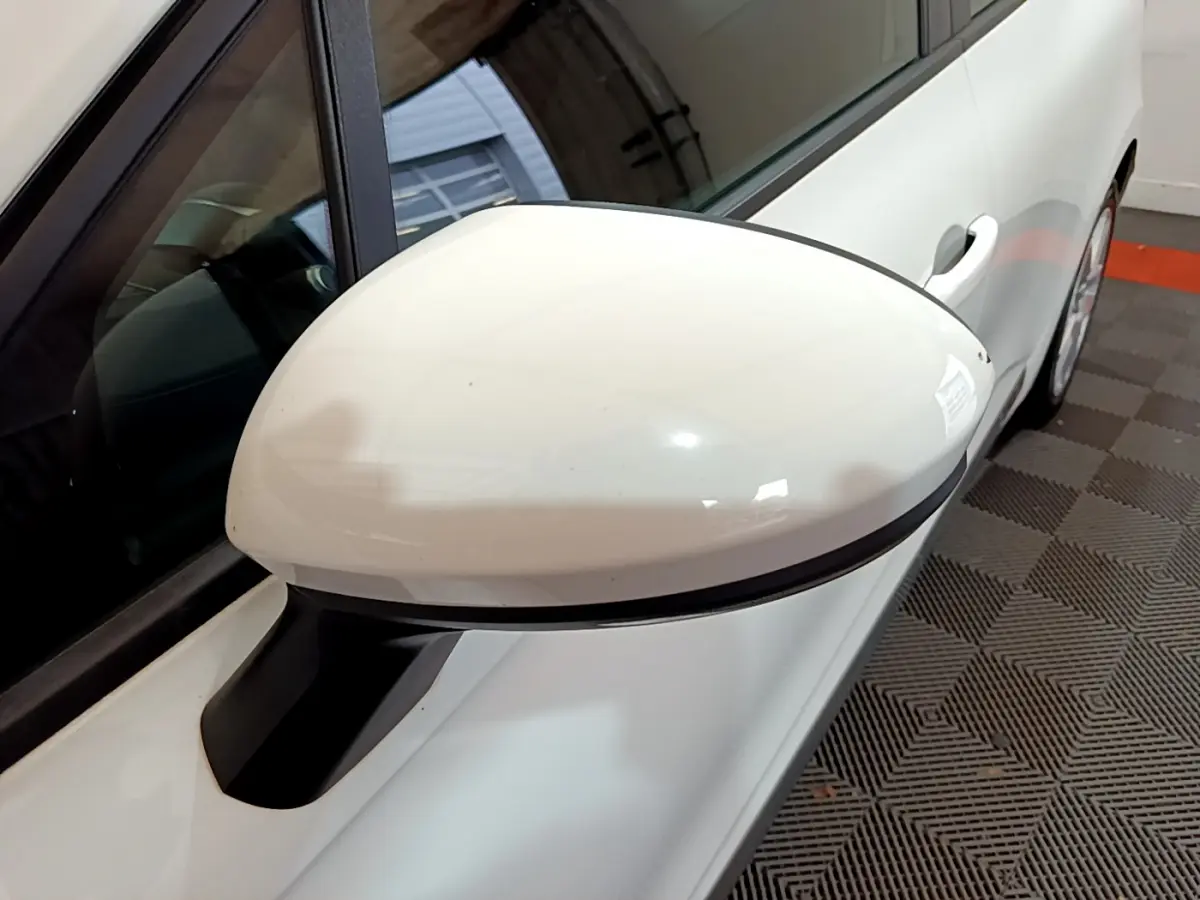 Rétroviseur extérieur droit blanc de Renault Clio Business Blue dCi 85 vue rapprochée côté passager.