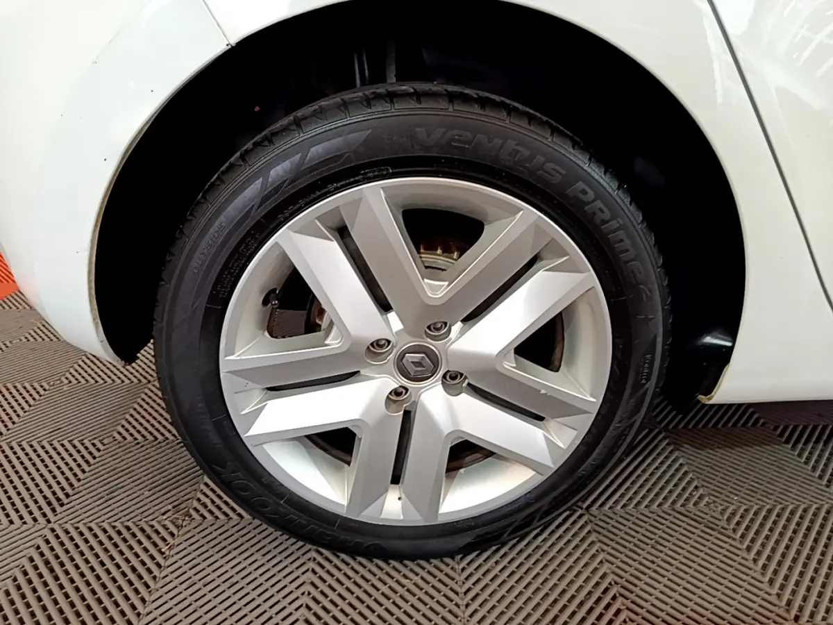 Gros plan sur la roue avant droite de la Renault Clio Business Blue dCi 85 blanche, avec jante alliage argentée.